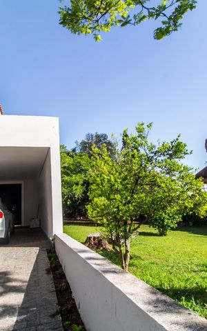 Casa de condomínio à venda com 645m², 4 quartos e 3 vagas Casa de condomínio à venda com 645m², 4 quartos e 3 vagasFachada