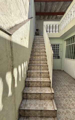 Casa à venda com 228m², 3 quartos e 2 vagas Casa à venda com 228m², 3 quartos e 2 vagasQuintal - Escada