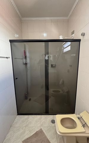 Casa à venda com 228m², 3 quartos e 2 vagas Casa à venda com 228m², 3 quartos e 2 vagasBanheiro