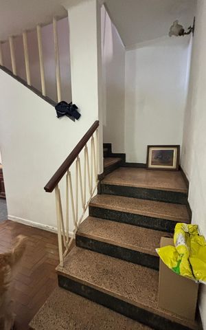 Casa à venda com 228m², 3 quartos e 2 vagas Casa à venda com 228m², 3 quartos e 2 vagasEscada