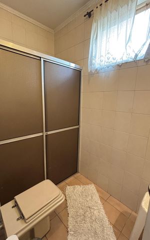 Casa à venda com 228m², 3 quartos e 2 vagas Casa à venda com 228m², 3 quartos e 2 vagasBanheiro