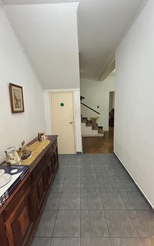 Casa à venda com 228m², 3 quartos e 2 vagas Casa à venda com 228m², 3 quartos e 2 vagasEscritório