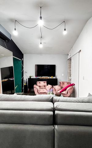 Casa à venda com 196m², 4 quartos e sem vaga Casa à venda com 196m², 4 quartos e sem vagaSala