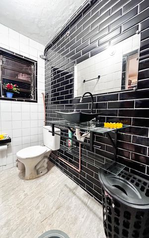 Casa à venda com 196m², 4 quartos e sem vaga Casa à venda com 196m², 4 quartos e sem vagaBanheiro de Serviço