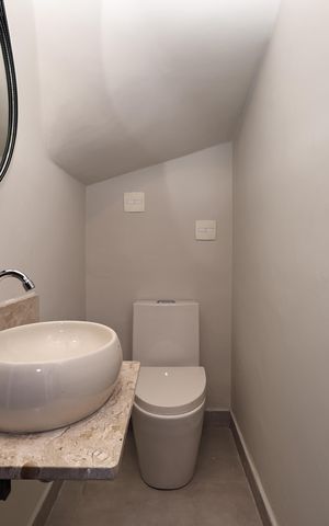 Casa à venda com 280m², 5 quartos e 2 vagas Casa à venda com 280m², 5 quartos e 2 vagasLavabo