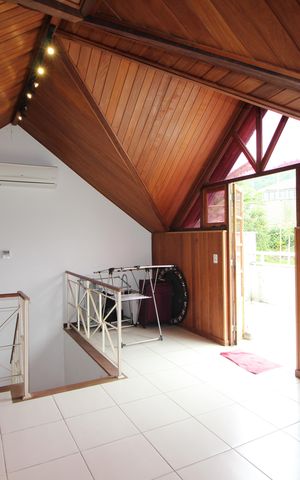 Casa de condomínio à venda com 166m², 4 quartos e 2 vagasSótão