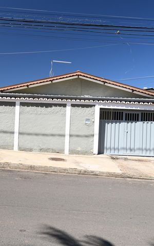 Casa à venda com 169m², 3 quartos e 3 vagasFachada