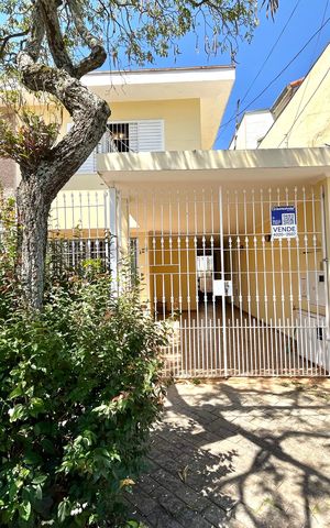 Casa à venda com 219m², 3 quartos e 2 vagas Casa à venda com 219m², 3 quartos e 2 vagasFachada