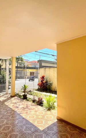 Casa à venda com 219m², 3 quartos e 2 vagas Casa à venda com 219m², 3 quartos e 2 vagasGaragem