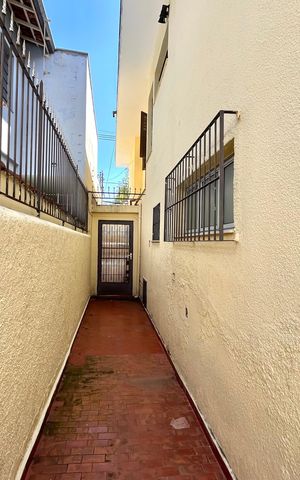 Casa à venda com 219m², 3 quartos e 2 vagas Casa à venda com 219m², 3 quartos e 2 vagasÁrea externa