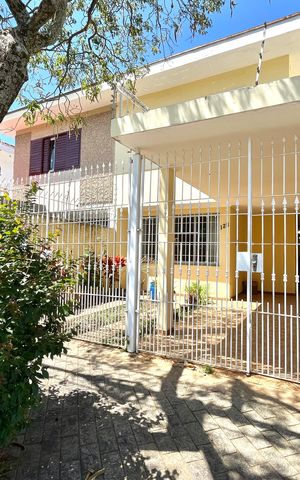 Casa à venda com 219m², 3 quartos e 2 vagas Casa à venda com 219m², 3 quartos e 2 vagasFachada