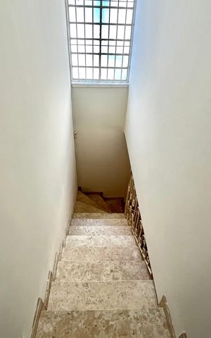 Casa à venda com 219m², 3 quartos e 2 vagas Casa à venda com 219m², 3 quartos e 2 vagasEscada