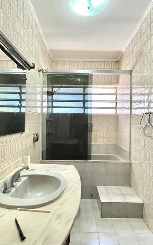 Casa à venda com 219m², 3 quartos e 2 vagas Casa à venda com 219m², 3 quartos e 2 vagasBanheiro Corredor