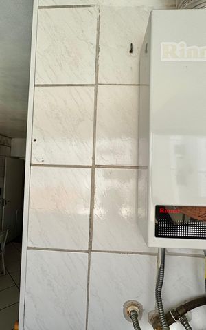 Apartamento à venda com 176m², 4 quartos e 3 vagas Apartamento à venda com 176m², 4 quartos e 3 vagasCozinha e Área de Serviço