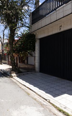 Casa à venda com 300m², 3 quartos e 2 vagas Casa à venda com 300m², 3 quartos e 2 vagasFachada e Plaquinha