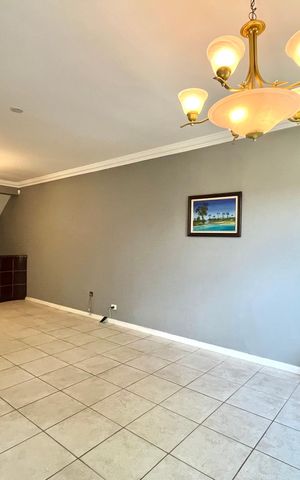 Casa à venda com 300m², 5 quartos e 3 vagas Casa à venda com 300m², 5 quartos e 3 vagasSala