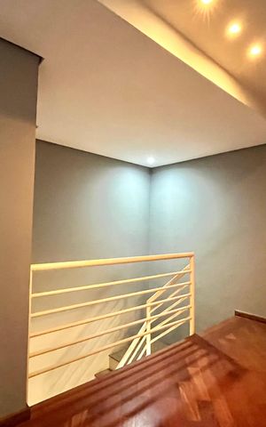 Casa à venda com 300m², 5 quartos e 3 vagas Casa à venda com 300m², 5 quartos e 3 vagasCorredor