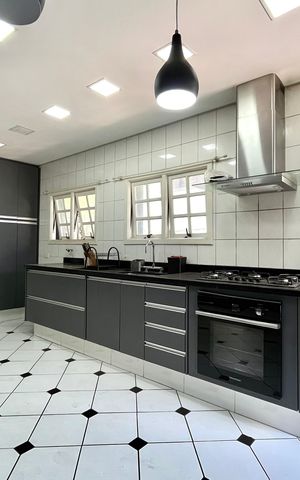 Casa à venda com 300m², 5 quartos e 3 vagas Casa à venda com 300m², 5 quartos e 3 vagasCozinha