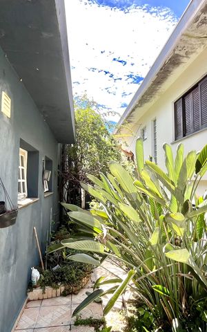 Casa à venda com 300m², 5 quartos e 3 vagas Casa à venda com 300m², 5 quartos e 3 vagasÁrea externa