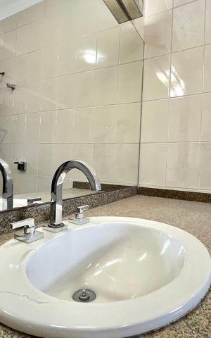 Casa à venda com 300m², 5 quartos e 3 vagas Casa à venda com 300m², 5 quartos e 3 vagasBanheiro da Suíte 1