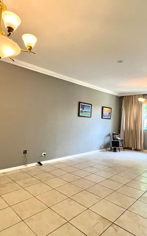 Casa à venda com 300m², 5 quartos e 3 vagas Casa à venda com 300m², 5 quartos e 3 vagasSala