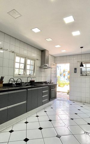 Casa à venda com 300m², 5 quartos e 3 vagas Casa à venda com 300m², 5 quartos e 3 vagasCozinha