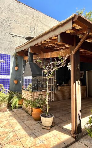 Casa à venda com 300m², 5 quartos e 3 vagas Casa à venda com 300m², 5 quartos e 3 vagasÁrea externa