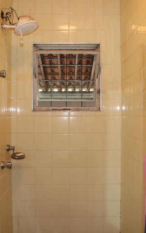 Casa de condomínio para alugar com 750m², 5 quartos e 6 vagasBanheiro de Serviço