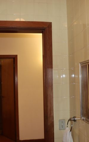 Casa de condomínio para alugar com 750m², 5 quartos e 6 vagasBanheiro de Serviço