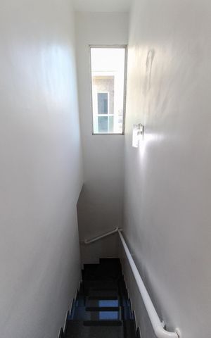 Casa de condomínio para alugar com 55m², 2 quartos e 2 vagas Casa de condomínio para alugar com 55m², 2 quartos e 2 vagasEscada