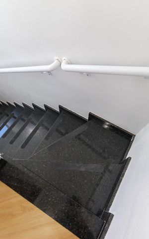 Casa de condomínio para alugar com 55m², 2 quartos e 2 vagas Casa de condomínio para alugar com 55m², 2 quartos e 2 vagasEscada