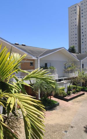 Casa de condomínio à venda com 170m², 3 quartos e 2 vagasVista da sacada da suíte