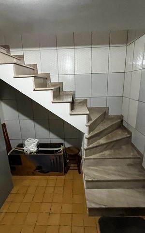 Casa à venda com 225m², 3 quartos e 5 vagas Casa à venda com 225m², 3 quartos e 5 vagasEscada / Hall para Garagem