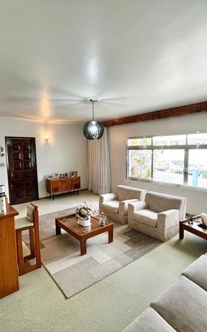 Casa à venda com 225m², 3 quartos e 5 vagas Casa à venda com 225m², 3 quartos e 5 vagasSala