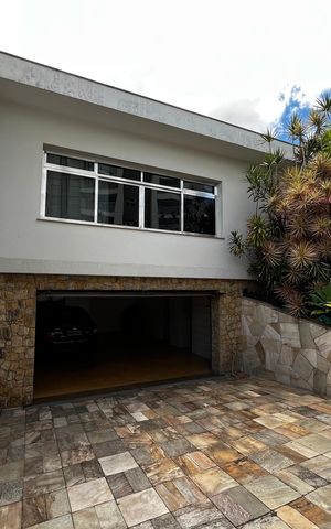 Casa à venda com 225m², 3 quartos e 5 vagas Casa à venda com 225m², 3 quartos e 5 vagasGaragem fachada
