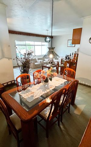 Casa à venda com 225m², 3 quartos e 5 vagas Casa à venda com 225m², 3 quartos e 5 vagasSala