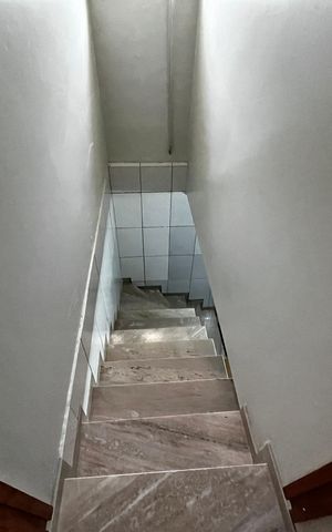 Casa à venda com 225m², 3 quartos e 5 vagas Casa à venda com 225m², 3 quartos e 5 vagasEscada