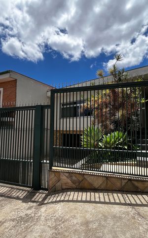 Casa à venda com 225m², 3 quartos e 5 vagas Casa à venda com 225m², 3 quartos e 5 vagasFachada