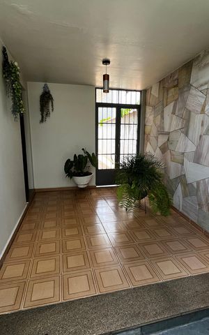 Casa à venda com 225m², 3 quartos e 5 vagas Casa à venda com 225m², 3 quartos e 5 vagasEntrada