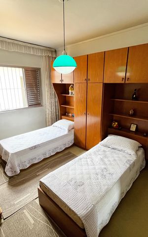 Casa à venda com 225m², 3 quartos e 5 vagas Casa à venda com 225m², 3 quartos e 5 vagasQuarto 2