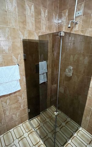 Casa à venda com 225m², 3 quartos e 5 vagas Casa à venda com 225m², 3 quartos e 5 vagasBanheiro