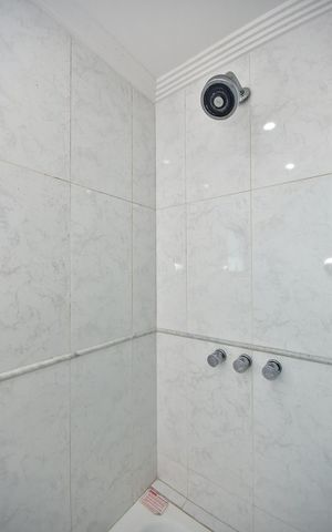 Apartamento à venda com 330m², 4 quartos e 5 vagasChuveiro do banheiro da Suíte 3