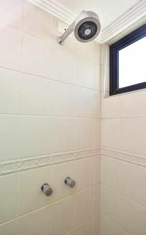 Apartamento à venda com 330m², 4 quartos e 5 vagasChuveiro do Banheiro da Suíte 2