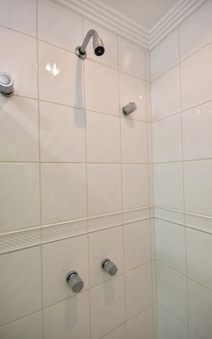 Apartamento à venda com 330m², 4 quartos e 5 vagasChuveiro do Banheiro da Suíte 2