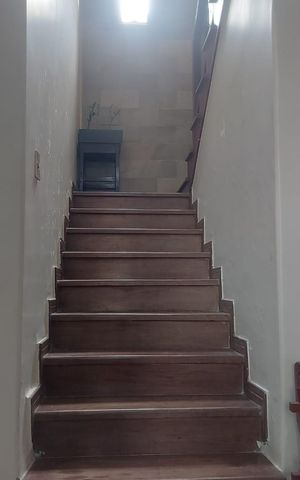 Casa à venda com 343m², 5 quartos e 5 vagas Casa à venda com 343m², 5 quartos e 5 vagasEscada