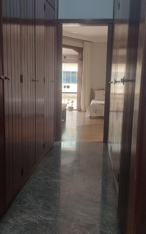 Casa à venda com 343m², 5 quartos e 5 vagas Casa à venda com 343m², 5 quartos e 5 vagasCloset
