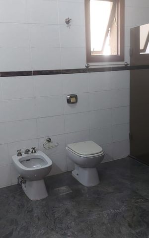 Casa à venda com 343m², 5 quartos e 5 vagas Casa à venda com 343m², 5 quartos e 5 vagasbanheiro 4