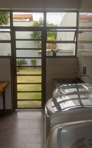 Casa à venda com 343m², 5 quartos e 5 vagas Casa à venda com 343m², 5 quartos e 5 vagasÁrea de Serviço