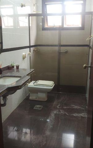 Casa à venda com 343m², 5 quartos e 5 vagas Casa à venda com 343m², 5 quartos e 5 vagasbanheiro 1