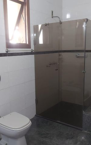 Casa à venda com 343m², 5 quartos e 5 vagas Casa à venda com 343m², 5 quartos e 5 vagasbanheiro 4